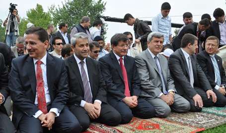 Davudoğlu Bakıda namaz qıldı